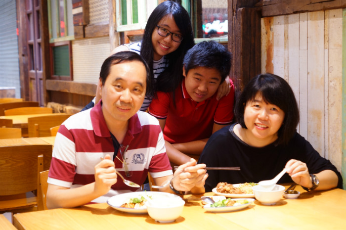 The Chua Family of Singapore food blog Ieatandeat.com